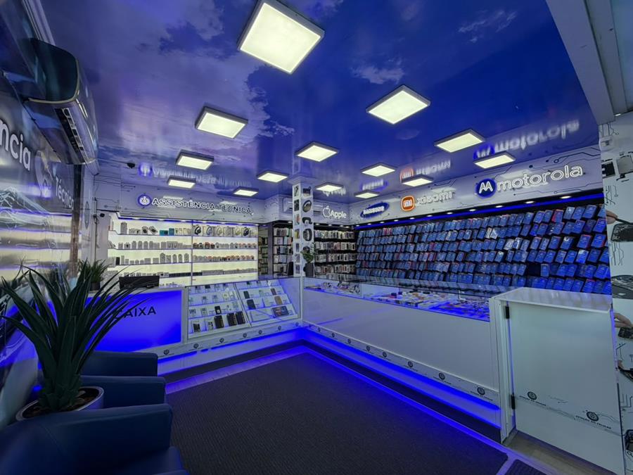 Vitrine com produtos eletrônicos