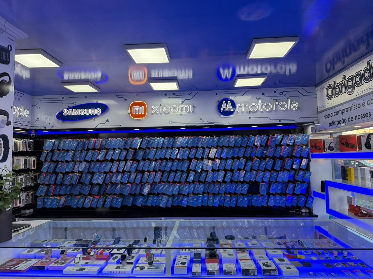 Interior da loja com acessórios e celulares